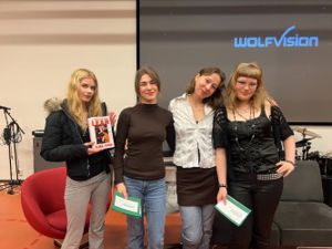 Fire personer poserer sammen