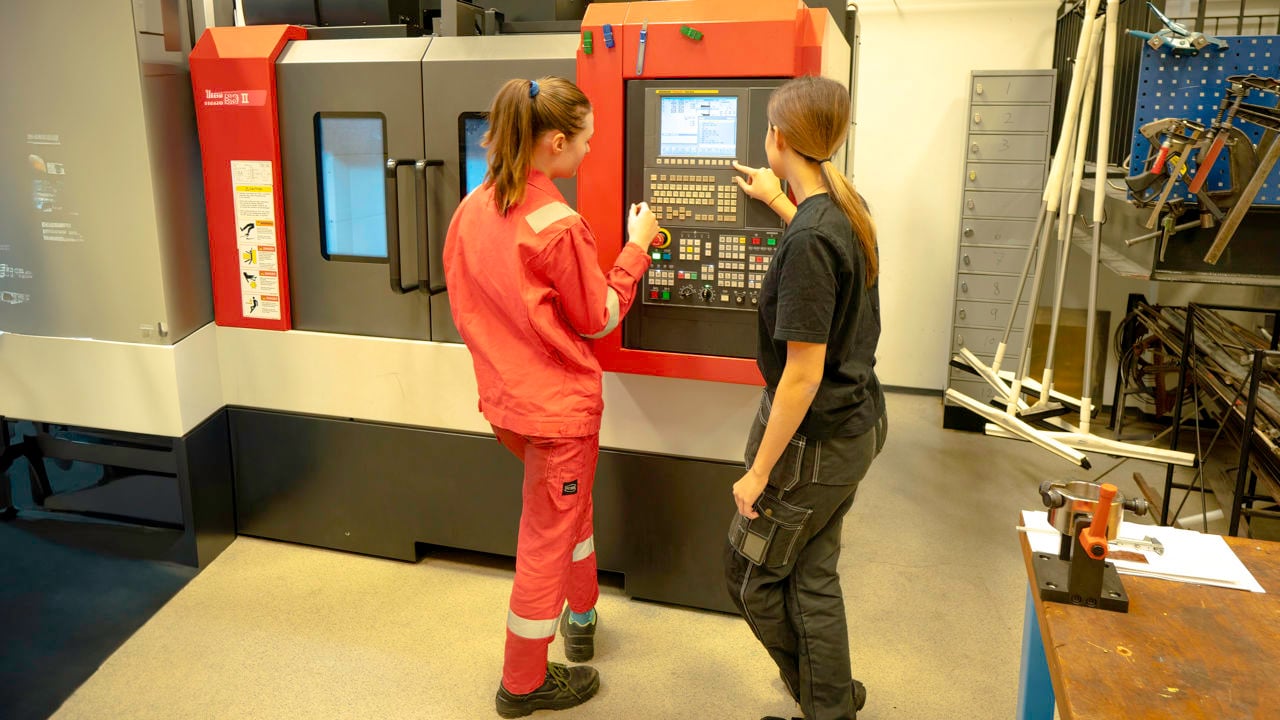To elevar ved en CNC-maskin